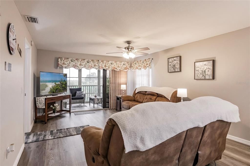 待售: $149,900 (2 贝兹, 2 浴室, 1228 平方英尺)