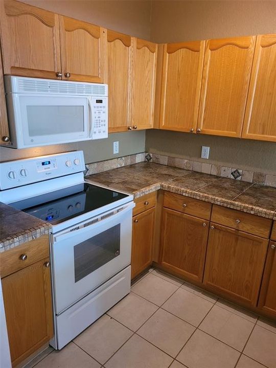 Active With Contract: $139,900 (1 beds, 1 baths, 851 Square Feet)
