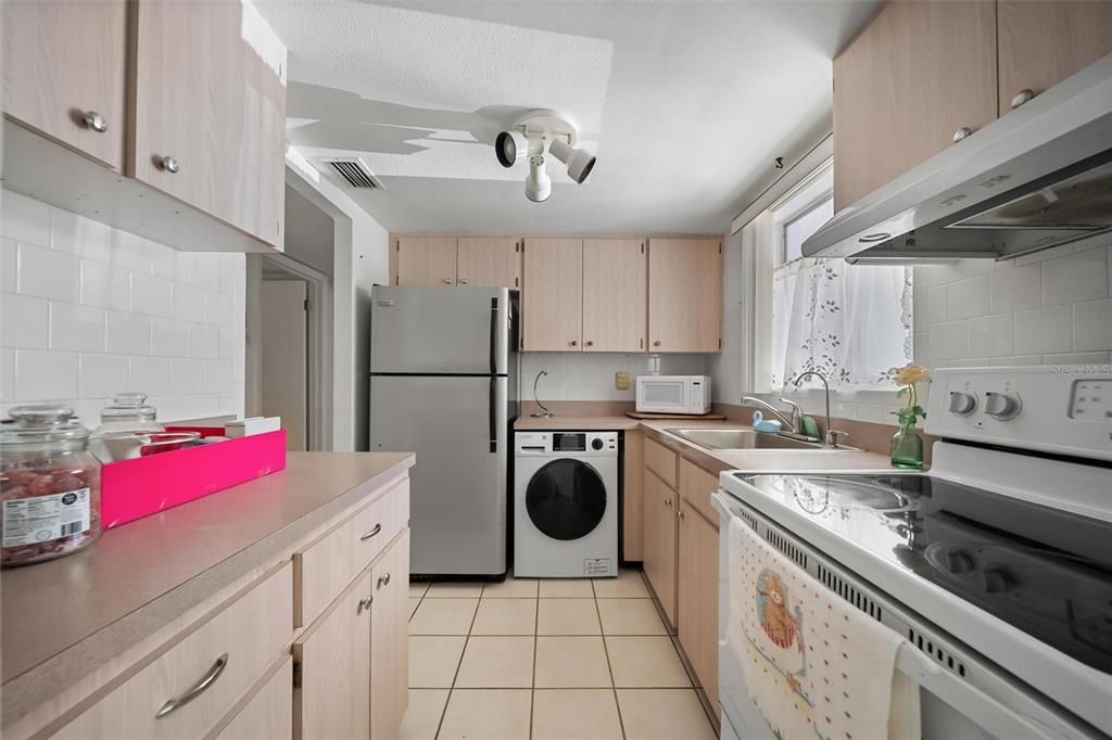 На продажу: $110,000 (2 спален, 2 ванн, 840 Квадратных фут)