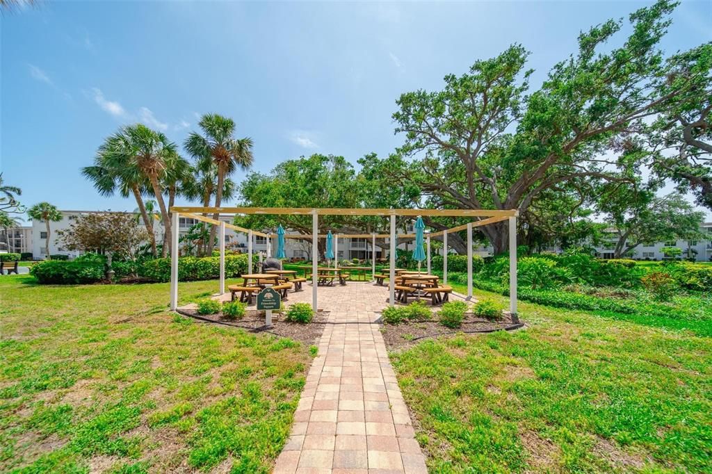 На продажу: $110,000 (2 спален, 2 ванн, 840 Квадратных фут)