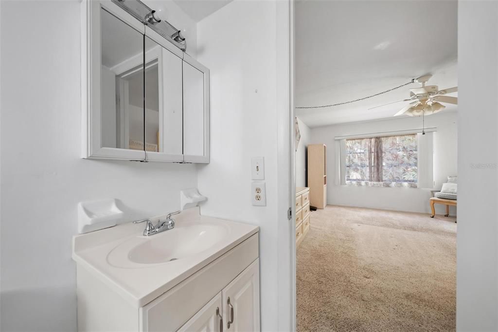 На продажу: $110,000 (2 спален, 2 ванн, 840 Квадратных фут)