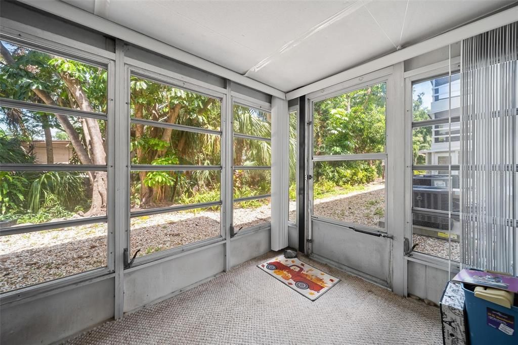 На продажу: $110,000 (2 спален, 2 ванн, 840 Квадратных фут)