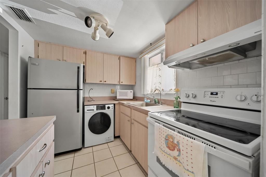 На продажу: $110,000 (2 спален, 2 ванн, 840 Квадратных фут)