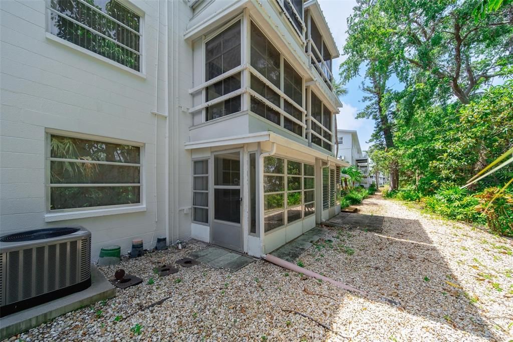 На продажу: $110,000 (2 спален, 2 ванн, 840 Квадратных фут)