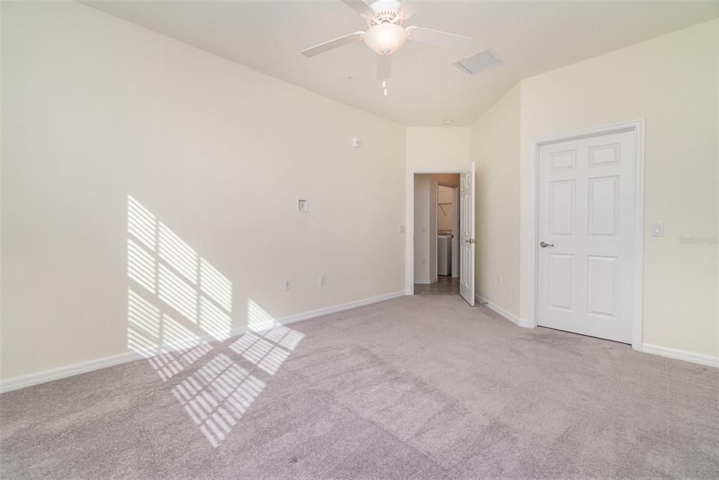 合同活跃: $329,950 (3 贝兹, 2 浴室, 2284 平方英尺)