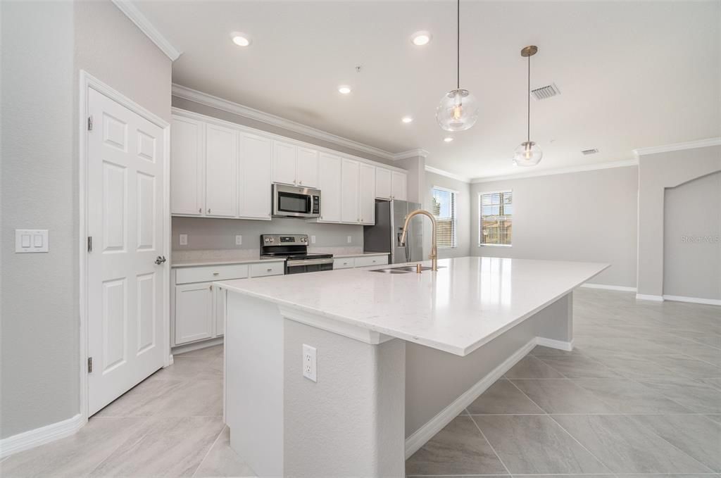 合同活跃: $329,950 (3 贝兹, 2 浴室, 2284 平方英尺)