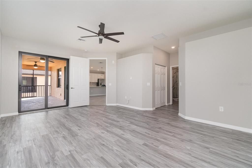 合同活跃: $329,950 (3 贝兹, 2 浴室, 2284 平方英尺)