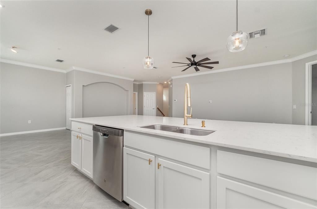 合同活跃: $329,950 (3 贝兹, 2 浴室, 2284 平方英尺)