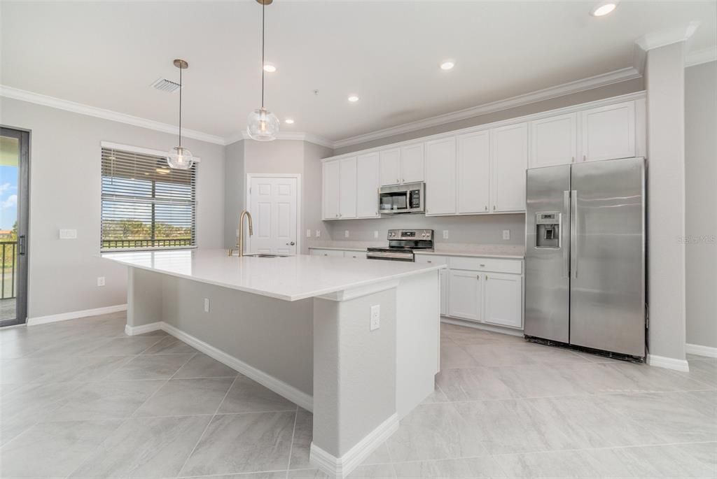 合同活跃: $329,950 (3 贝兹, 2 浴室, 2284 平方英尺)