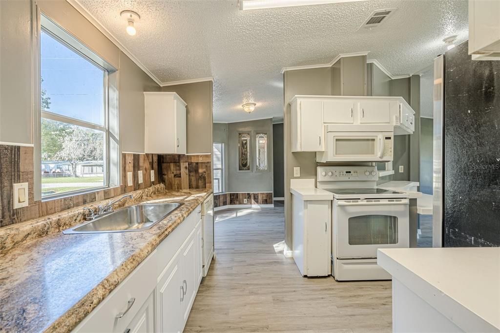 На продажу: $239,900 (2 спален, 2 ванн, 1186 Квадратных фут)