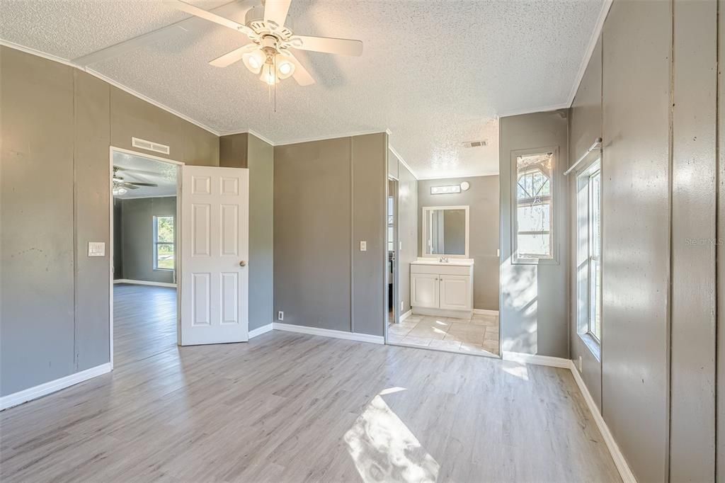 На продажу: $239,900 (2 спален, 2 ванн, 1186 Квадратных фут)