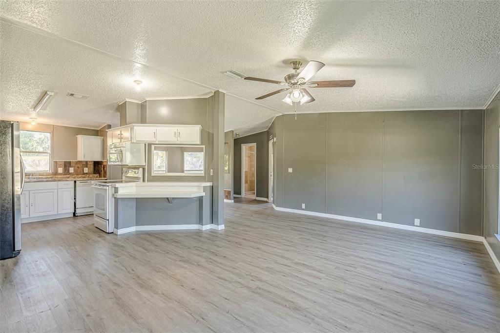 На продажу: $239,900 (2 спален, 2 ванн, 1186 Квадратных фут)