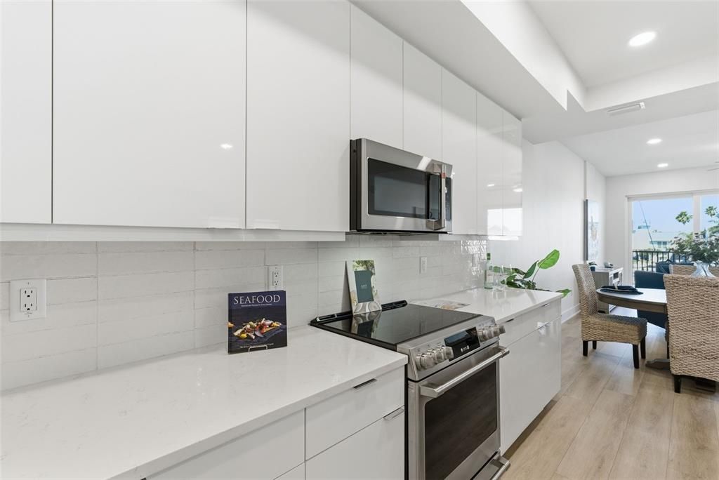 Active With Contract: $999,490 (3 beds, 3 baths, 1827 Square Feet)