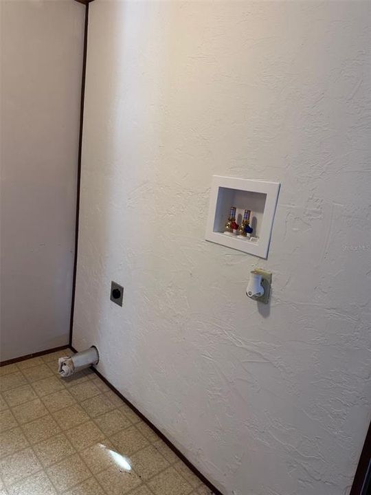 For Sale: $75,900 (2 beds, 1 baths, 672 Square Feet)