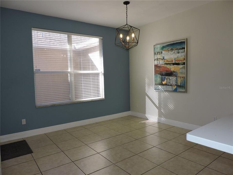 合同活跃: $375,000 (4 贝兹, 3 浴室, 2192 平方英尺)