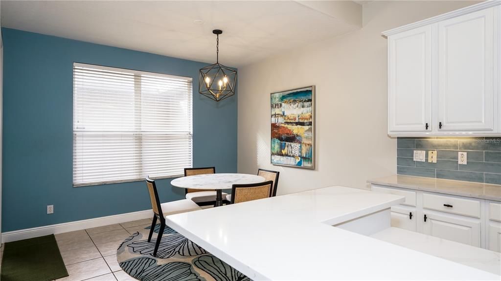 合同活跃: $375,000 (4 贝兹, 3 浴室, 2192 平方英尺)