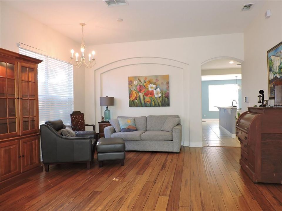 合同活跃: $375,000 (4 贝兹, 3 浴室, 2192 平方英尺)