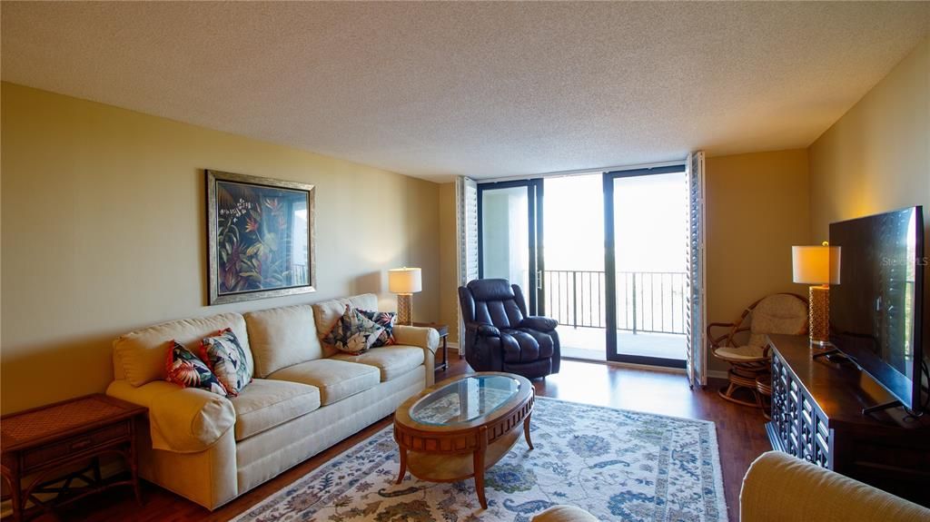 На продажу: $470,000 (2 спален, 2 ванн, 1325 Квадратных фут)