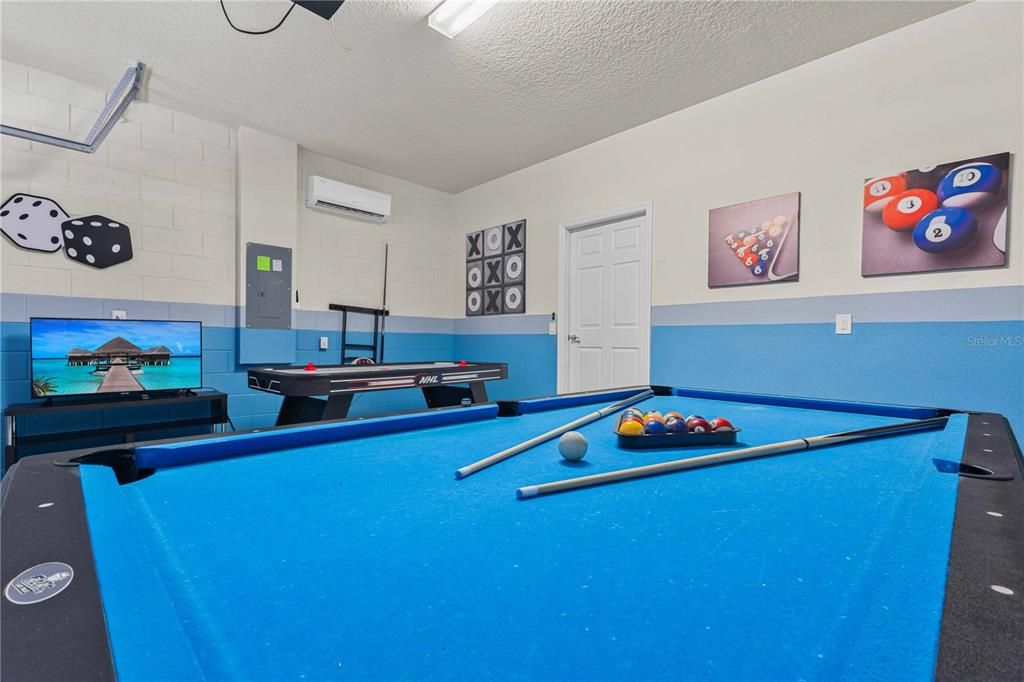 For Sale: $560,000 (6 beds, 4 baths, 3142 Square Feet)