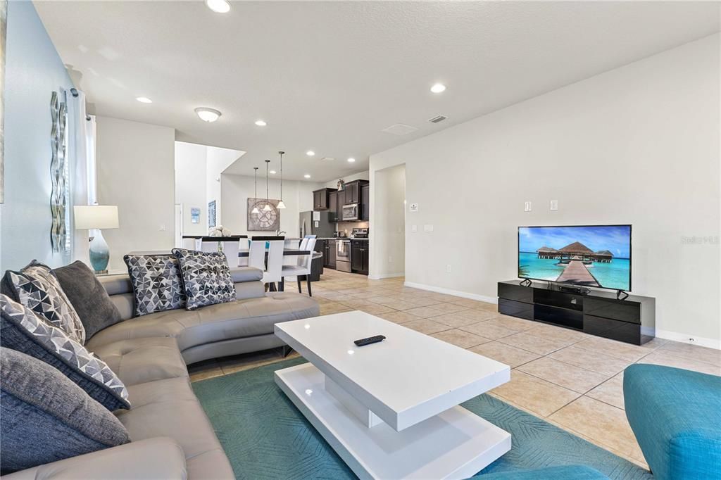 For Sale: $560,000 (6 beds, 4 baths, 3142 Square Feet)