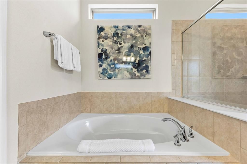 For Sale: $560,000 (6 beds, 4 baths, 3142 Square Feet)