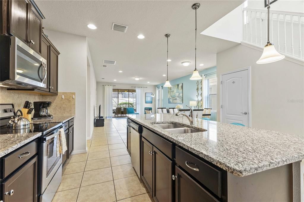 For Sale: $560,000 (6 beds, 4 baths, 3142 Square Feet)