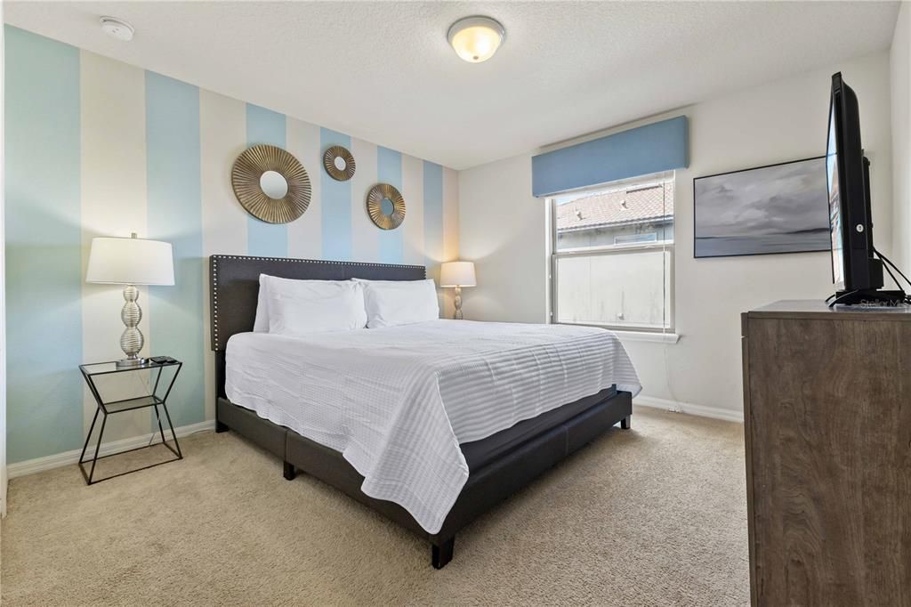 For Sale: $560,000 (6 beds, 4 baths, 3142 Square Feet)