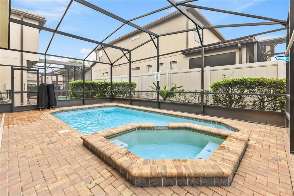 For Sale: $560,000 (6 beds, 4 baths, 3142 Square Feet)