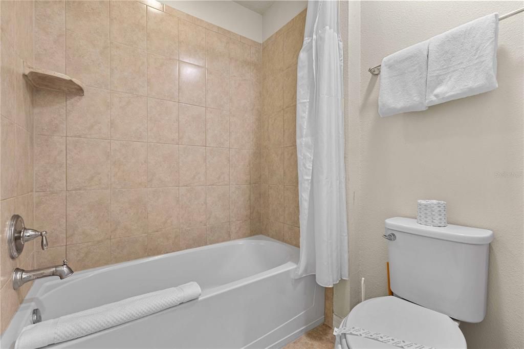 For Sale: $560,000 (6 beds, 4 baths, 3142 Square Feet)