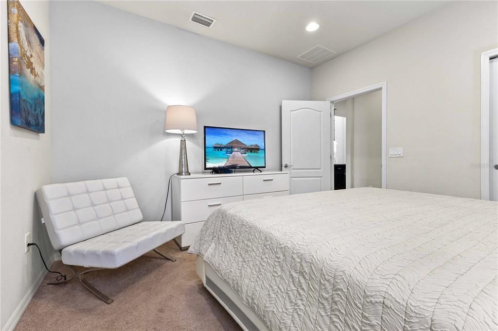 For Sale: $560,000 (6 beds, 4 baths, 3142 Square Feet)