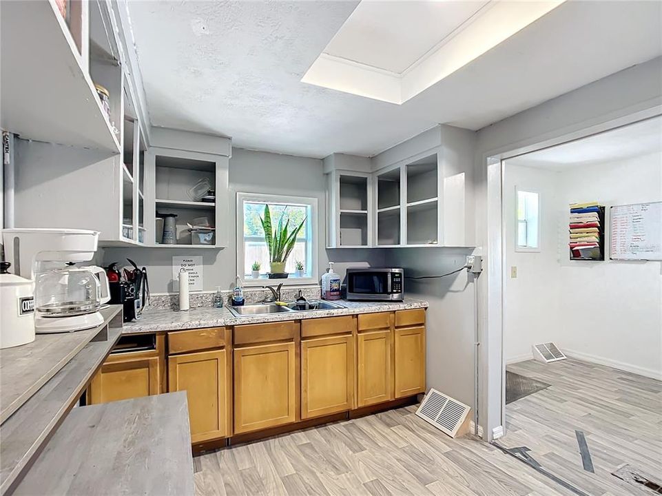 合同活跃: $599,000 (0 贝兹, 0 浴室, 2264 平方英尺)