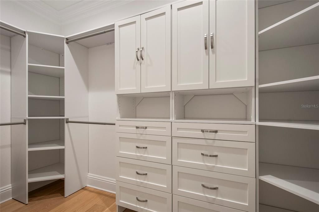 For Sale: $1,999,900 (6 beds, 5 baths, 5137 Square Feet)