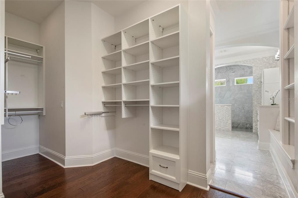 For Sale: $1,999,900 (6 beds, 5 baths, 5137 Square Feet)