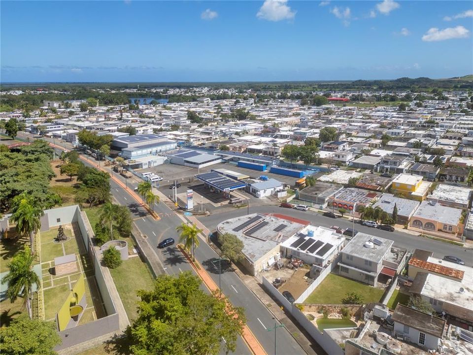 Active With Contract: $325,000 (8 beds, 7 baths, 3041 Square Feet)