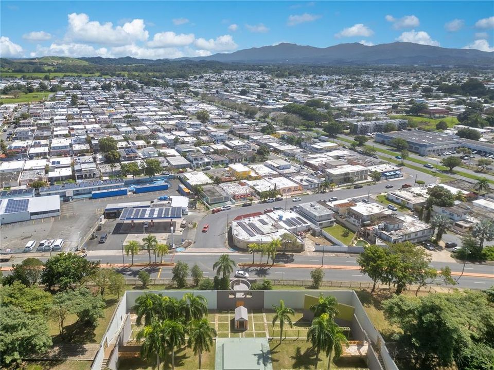 Active With Contract: $325,000 (8 beds, 7 baths, 3041 Square Feet)