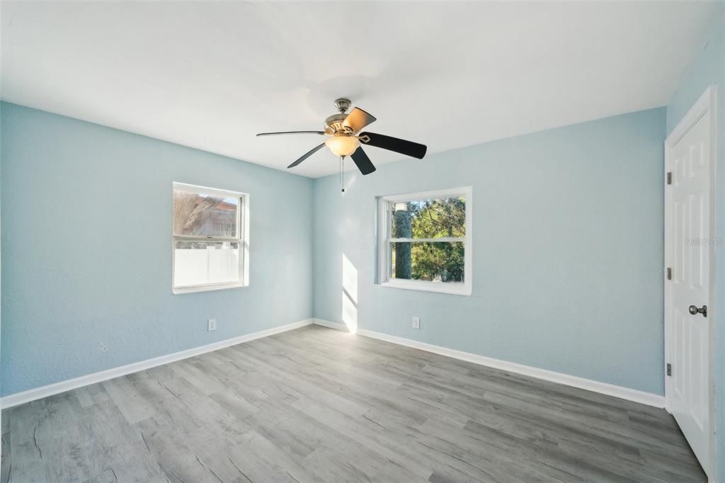 合同活跃: $275,000 (2 贝兹, 1 浴室, 1020 平方英尺)