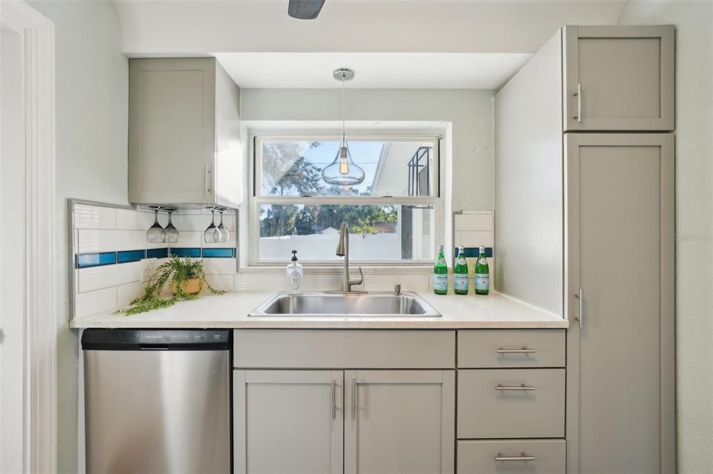 合同活跃: $275,000 (2 贝兹, 1 浴室, 1020 平方英尺)