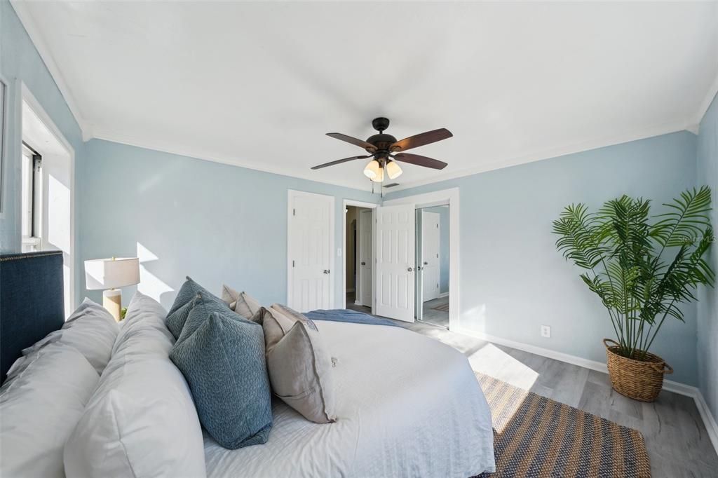 合同活跃: $275,000 (2 贝兹, 1 浴室, 1020 平方英尺)