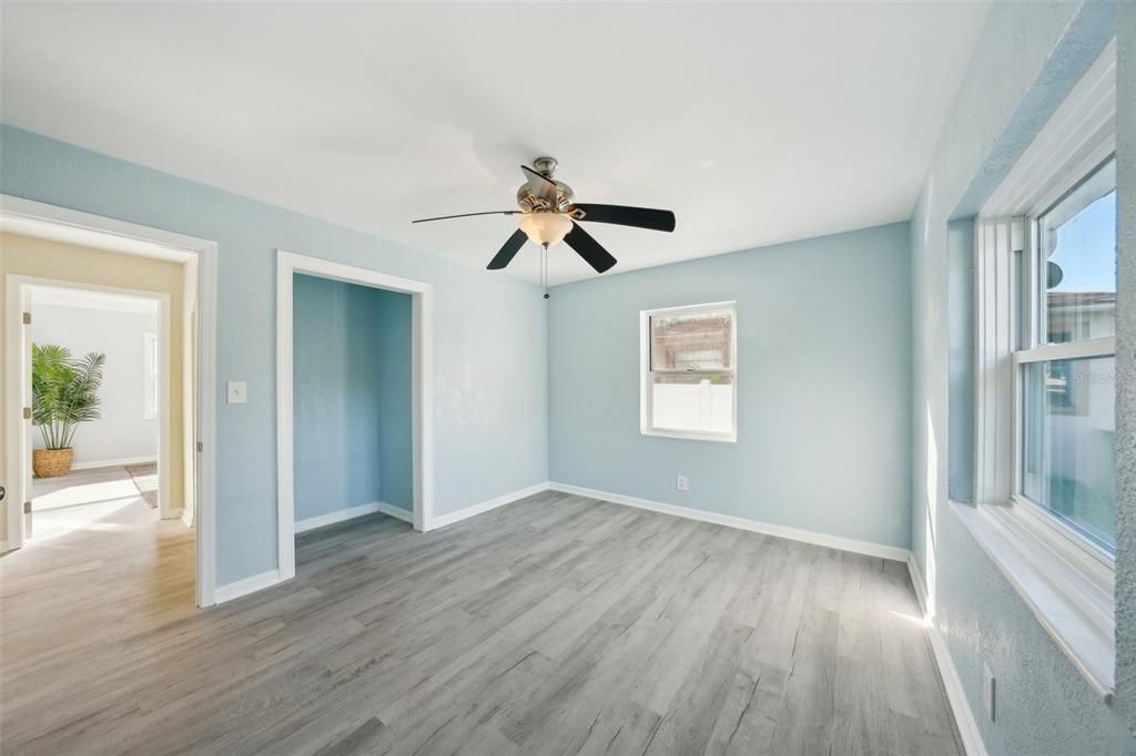 合同活跃: $275,000 (2 贝兹, 1 浴室, 1020 平方英尺)