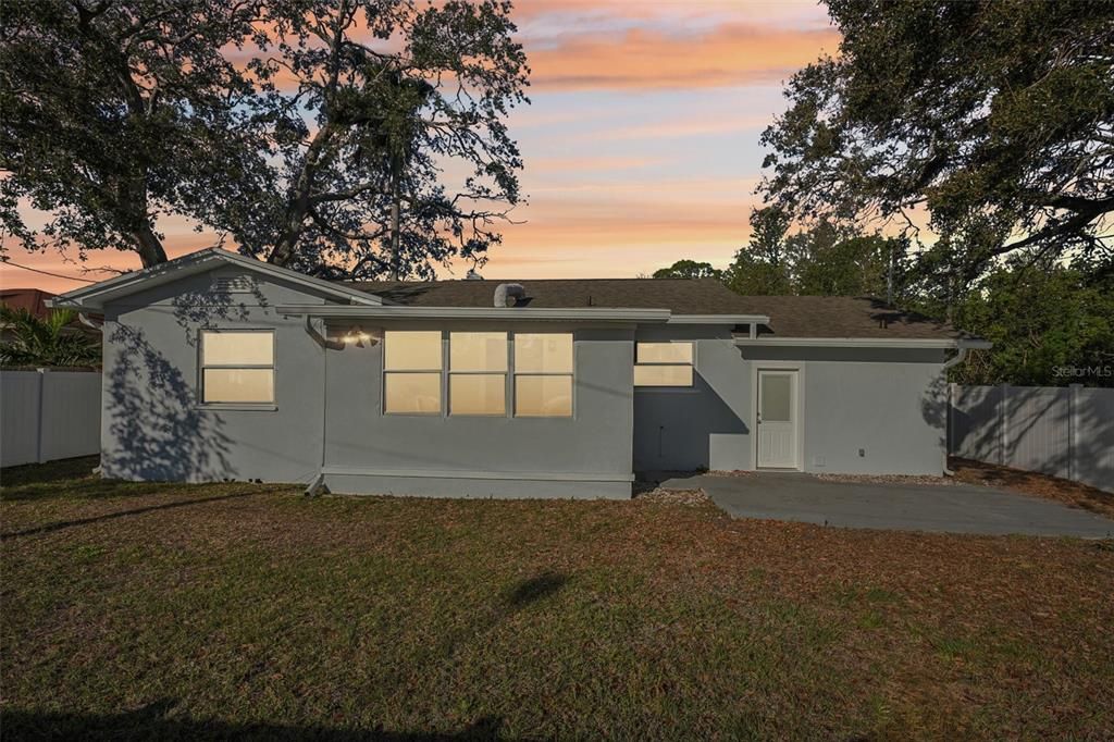 合同活跃: $275,000 (2 贝兹, 1 浴室, 1020 平方英尺)