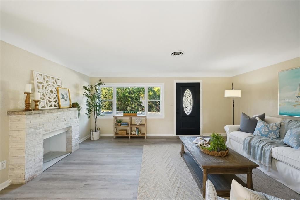 合同活跃: $275,000 (2 贝兹, 1 浴室, 1020 平方英尺)