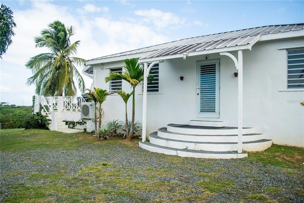 For Sale: $499,000 (2 beds, 1 baths, 900 Square Feet)