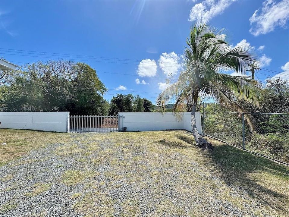 For Sale: $499,000 (2 beds, 1 baths, 900 Square Feet)