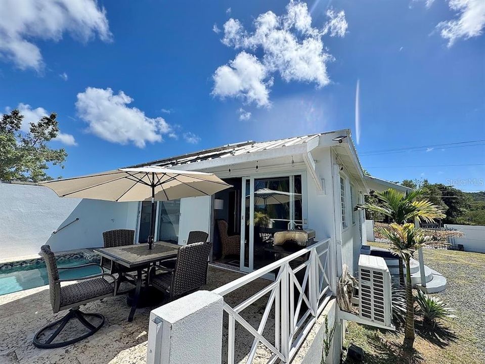 For Sale: $499,000 (2 beds, 1 baths, 900 Square Feet)