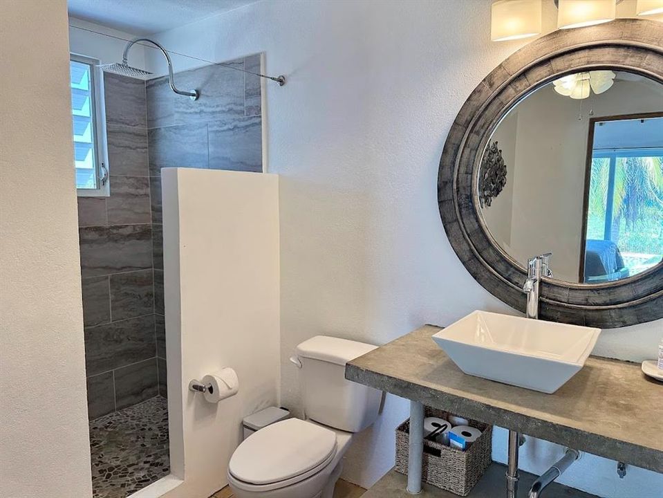 For Sale: $499,000 (2 beds, 1 baths, 900 Square Feet)