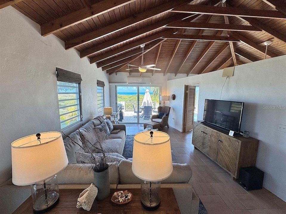 For Sale: $499,000 (2 beds, 1 baths, 900 Square Feet)