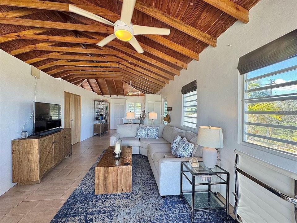 For Sale: $499,000 (2 beds, 1 baths, 900 Square Feet)