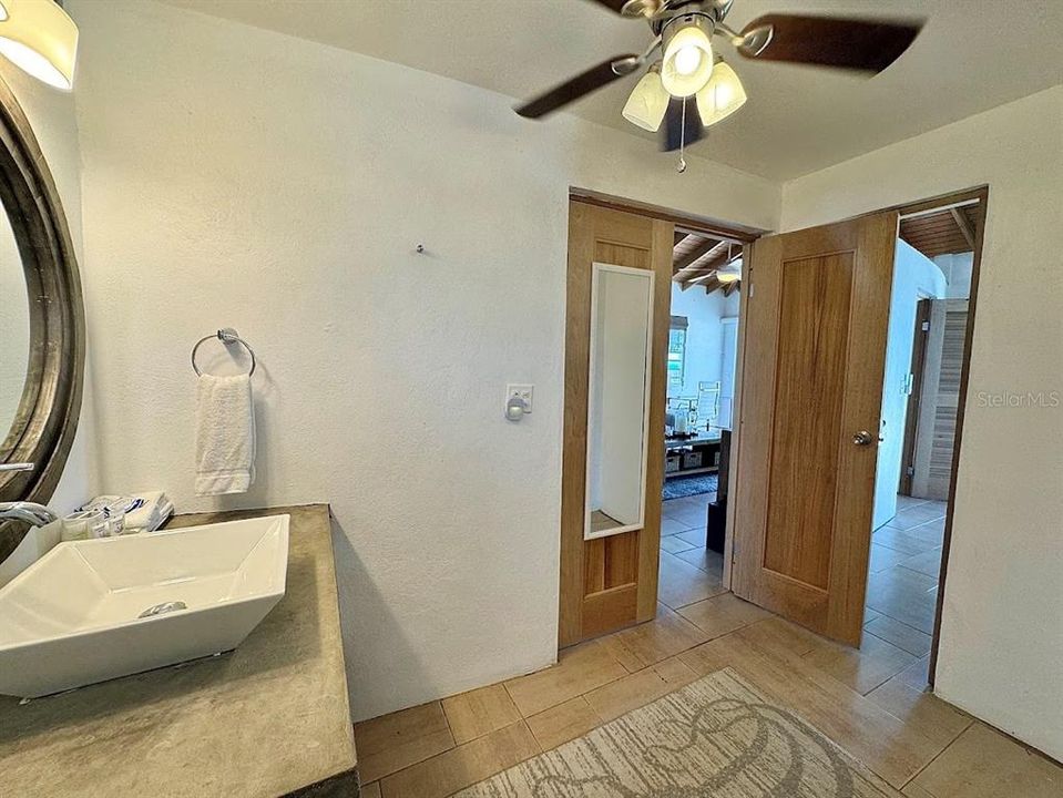 For Sale: $499,000 (2 beds, 1 baths, 900 Square Feet)