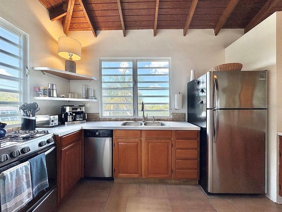 For Sale: $499,000 (2 beds, 1 baths, 900 Square Feet)