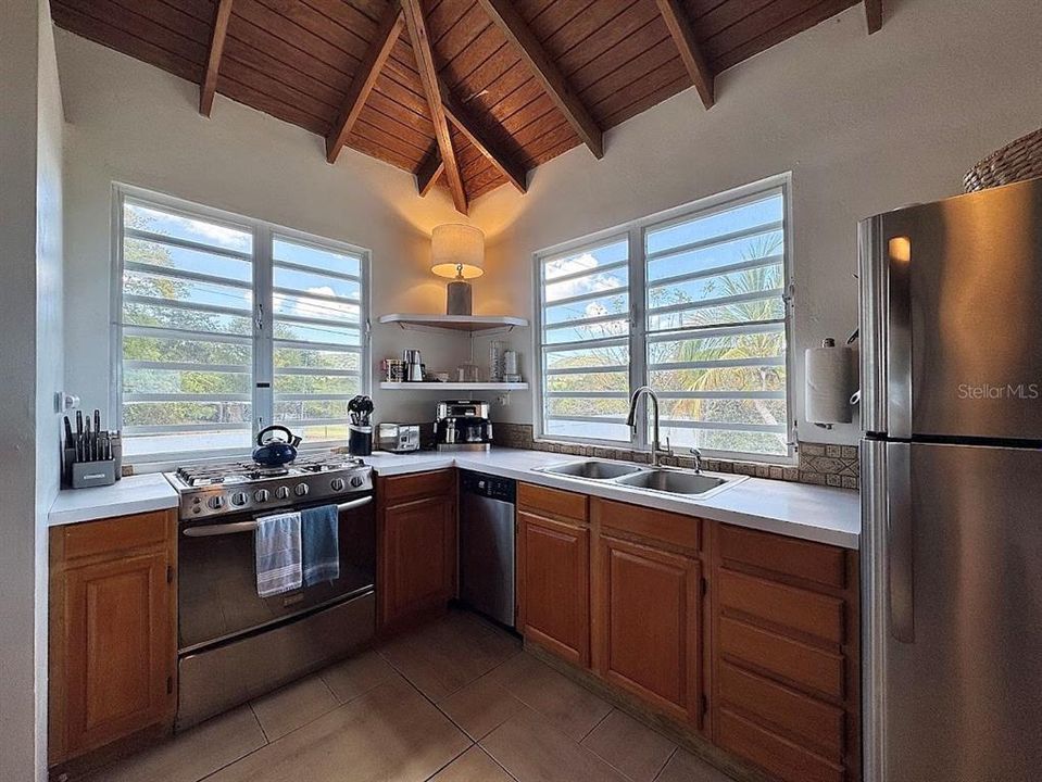 For Sale: $499,000 (2 beds, 1 baths, 900 Square Feet)